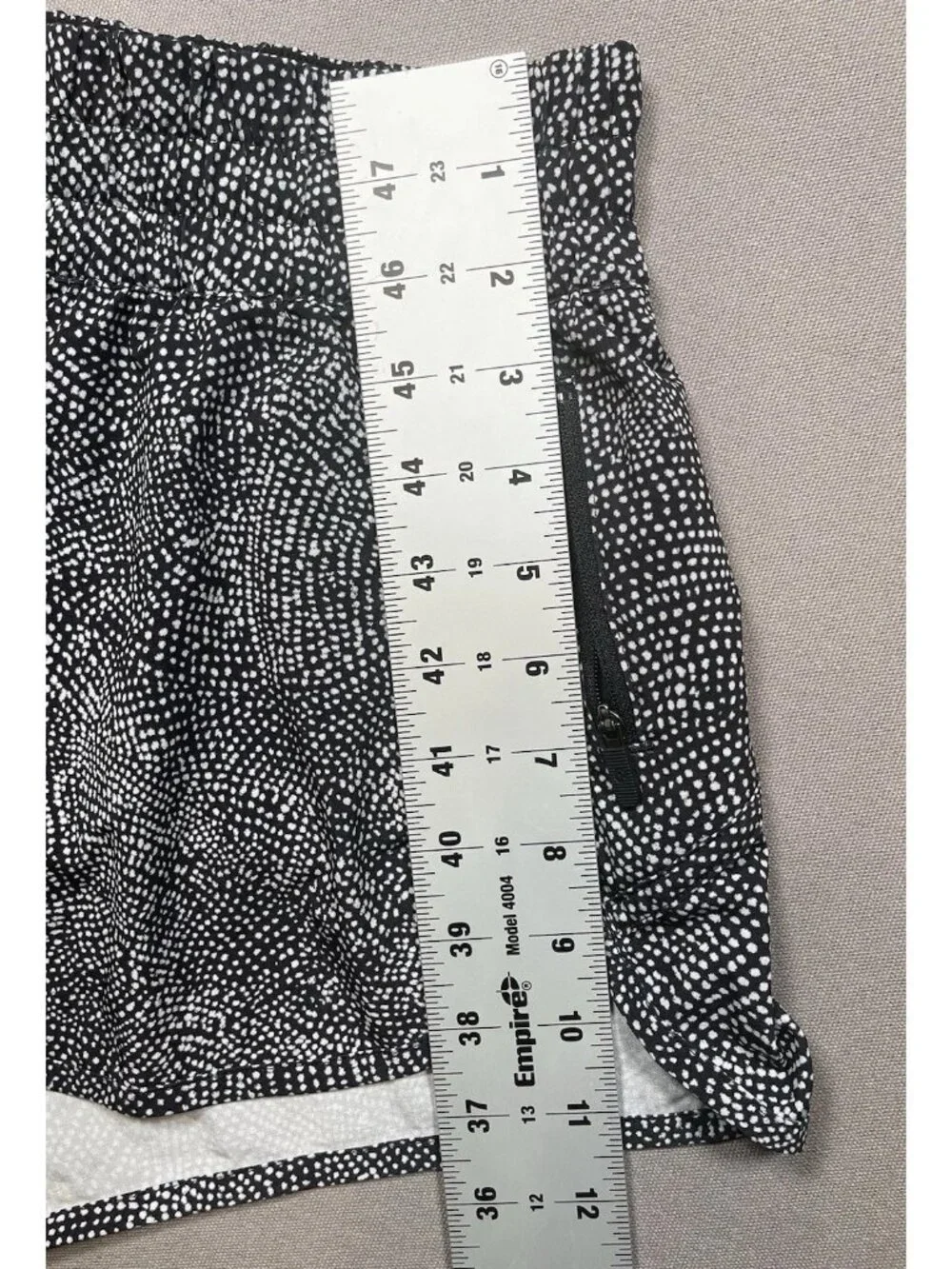 Lululemon Tracker Elastic Waist Lined Black White Dotted Shorts - Women Size 8